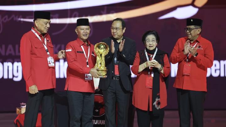 megawati-kalungkan-medali,-prananda-prabowo-sematkan-pin-kader-pelopor