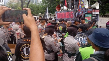 Pelayanan Humanis Polwan Polda Metro ke Massa Aksi Ojol Nasional