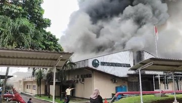 Kebakaran Pabrik Herbal di Gunung Putri Bogor Diduga Berasal dari Ruang Lab