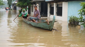 Hampir Sepekan Banjir Belum Surut, Warga Pati Naik Perahu untuk Cari Makan