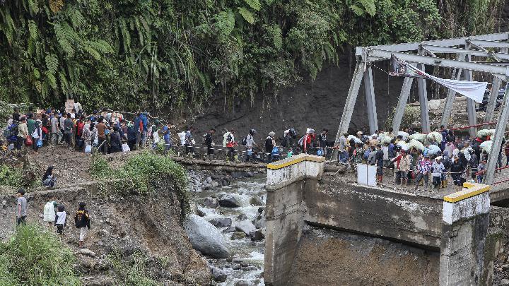TNI dan Warga Bangun Jembatan Darurat di Burlah, Aceh Tengah