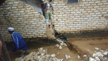 Ngeri Tanah Bergerak di Pamekasan Bikin Rumah Warga Terbelah