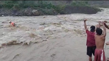 Ngeri! 3 Orang Sempat Terjebak Arus Deras di Curug Bogor Saat Mancing