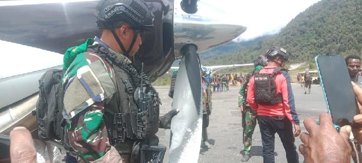 Penjelasan TNI Soal Klaim OPM Tembak Pesawat di Yahukimo