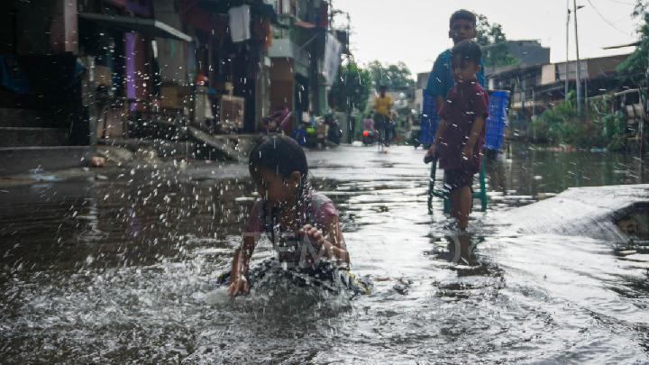Banjir Rendam 16 RT dan 10 Ruas Jalan di Jakarta