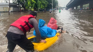 Jalan di Pulogadung Jaktim Terendam Banjir, Polisi Bantu Warga Pakai Perahu