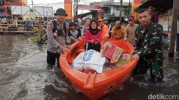 Pegangsaan Dua Jakut Masih Banjir, Warga Akses Kampung Pakai Perahu