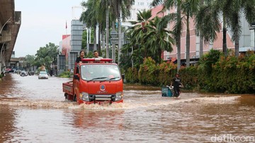 4 RT dan 12 Ruas Jalan di Jakut Masih Terendam Banjir Malam ini