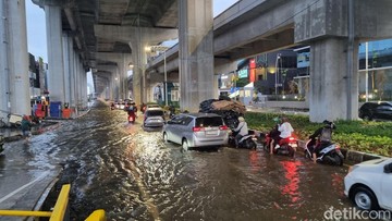jalan-boulevard-kelapa-gading-masih-banjir-sore-ini