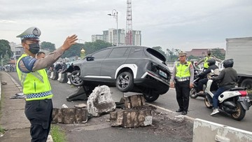 Mobil Listrik Tabrak Pembatas Jalan Kalibata Jaksel, Lalin Sempat Macet