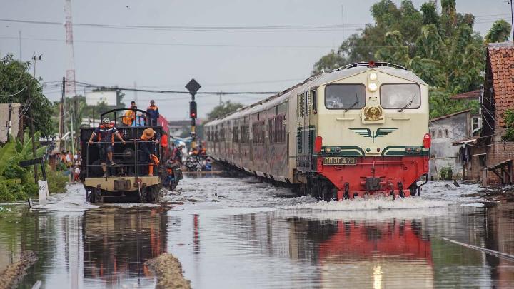 banjir-di-rel-pekalongan,-djka-pakai-kereta-api-penolong