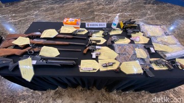 Ini Revolver-Laras Panjang Sitaan Polisi dari Gudang Senpi Rakitan di Sumedang