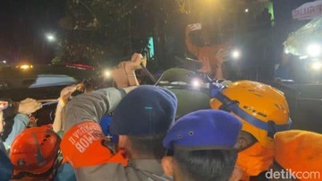 Sempat Tertahan di Lereng, Jasad Pramugari ATR-500 Kini Berhasil Dievakuasi