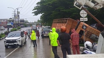 Truk Rem Blong hingga Tabrak Separator di GDC Depok, Lalin Sempat Macet