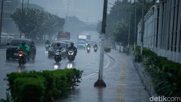 Opsi Bekerja dan Belajar di Rumah Buntut Cuaca Ekstrem di Jakarta