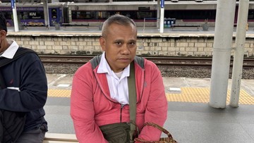 pekerja-curhat-suka-duka-musim-hujan,-hadapi-banjir-hingga-motor-mogok