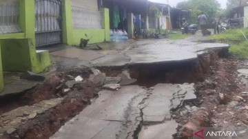 Hujan Deras Picu Longsor di Cikarang, 4 Rumah Warga Rusak