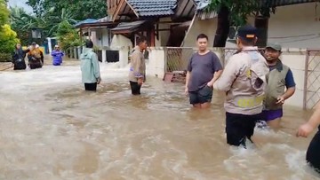 Tanggul Kali Angke Jebol, Air 'Terobos' Rumah Bikin Banjir di Tangerang