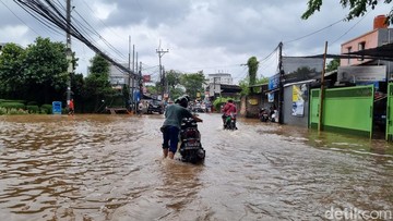Jl Puri Kembangan Jakbar Masih Banjir, Pemotor Nekat Terobos hingga Mogok