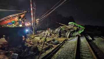 Kecelakaan Truk vs Kereta Api Gejayana di Kebumen, Sopir Tewas