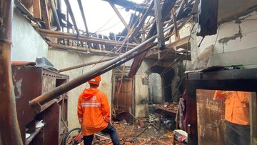 Hujan-Angin Kencang Bikin Rumah di Bogor Ambruk, Penghuni Mengungsi
