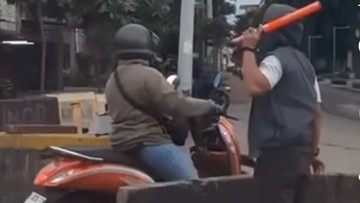 Satpol PP Satroni Rumah Pelaku Pungli Road Barrier di Kota Tua Jakbar