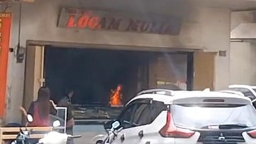 Emak-emak di Makassar Lempar Molotov Bikin Toko Emas Terbakar