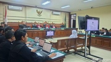 Khofifah Bantah BAP Terdakwa yang Sudah Almarhum soal Terima Fee Ijon
