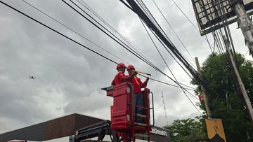 Ditertibkan Pemprov Banten, Kabel Optik Ilegal di Jalanan Kota Serang Dipotong