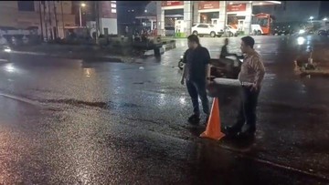 Jalan Rusak di Ciputat Bikin Pemotor Jatuh, Polisi Pasang Traffic Cone