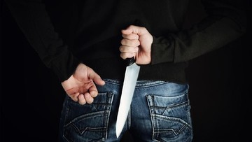 Pulang Salat Jumat, Mantan Kades di Bogor Ditusuk Pria dengan Pisau