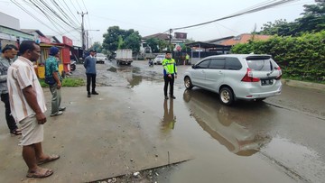 Pemotor Siswi SMA di Tangerang Tewas Terlindas Truk gegara Jalan Berlubang
