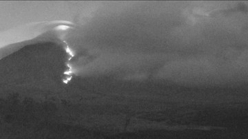 Gunung Semeru Erupsi 2 Kali Malam Ini, Semburkan Awan Panas 4 Km