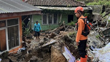 Longsor Timpa 3 Rumah di Puncak Bogor, Belasan Keluarga Mengungsi