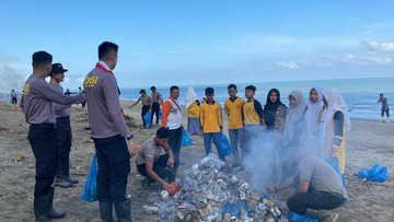 Mahasiswa STIK Angkatan 83 dan TNI Bersih-bersih Pantai di Aceh Utara