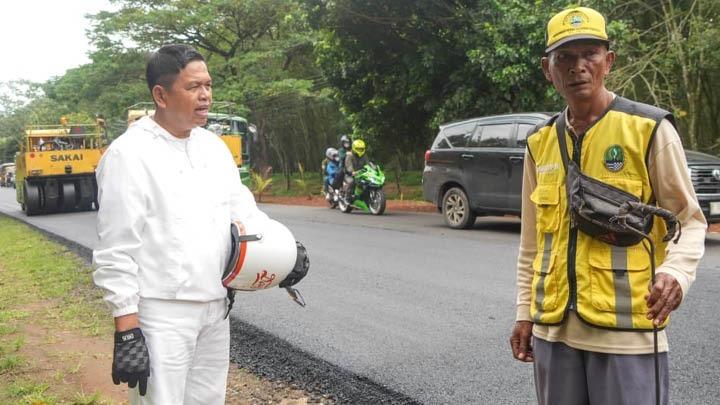 ngebut-benerin-jalan-butut