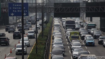 Info Kepadatan Lalu Lintas dalam Tol Arah Jakarta Senin Pagi