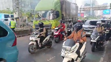 Truk Tabrak Separator Jalan di Gatsu Arah Kuningan, Lalin Macet