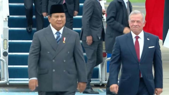 Prabowo Sapa Pilot F-16 Saat Tiba di Yordania