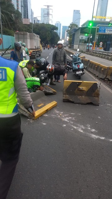 Mobil Tabrak Separator Busway di Jl Gatsu, Lalin Arah Kuningan Tersendat