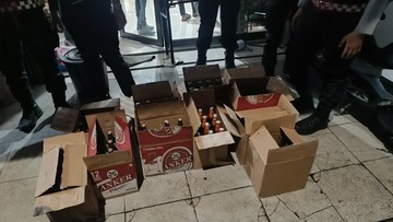 TNI-Polri Razia Warung di Terminal Cibinong Bogor, Sita 124 Botol Miras