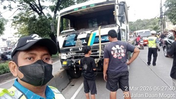 Kecelakaan Truk Tabrak Pembatas Jalan di Jakbar, Lalin Padat