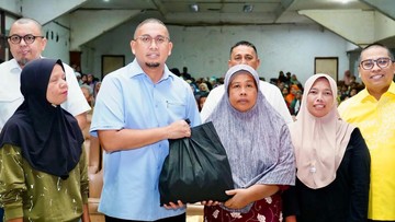 Andre Rosiade Bagikan 3.000 Paket Sembako untuk Warga Padang Panjang