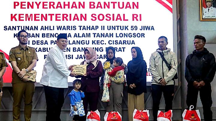 cucun-serahkan-bantuan-tahap-ii-kemensos-bagi-59-ahli-waris-pasca-longsor-cisarua