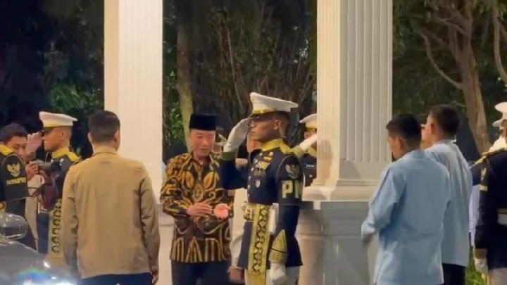 jokowi-dan-gibran-pulang-semobil-usai-pertemuan-di-istana