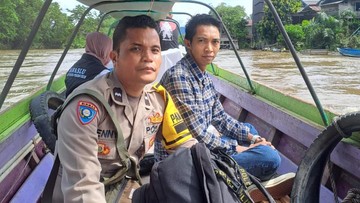Kisah Aipda Denny, Polisi Pedalaman Tempuh Perjalanan Berjam-jam Demi Warga