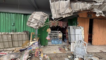 Truk Muatan Galon Terguling di Bekasi Timpa Warung hingga Rusak Parah