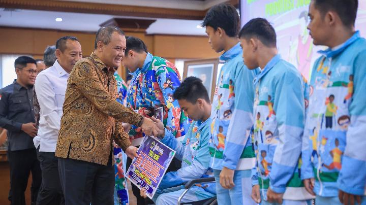 gubernur-jateng-beri-tali-asih-atlet-berprestasi