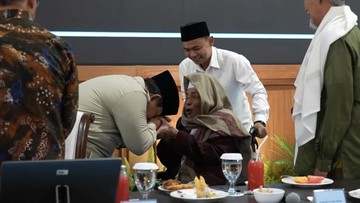 Momen Prabowo Salami hingga Cium Tangan Kiai Saat Bukber di Istana