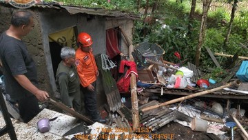 Rumah Warga di Caringin Bogor Ambruk Diterjang Angin Kencang